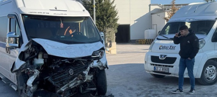 Manisa’da işçi taşıyan servisler kavşakta çarpıştı: 19 yaralı