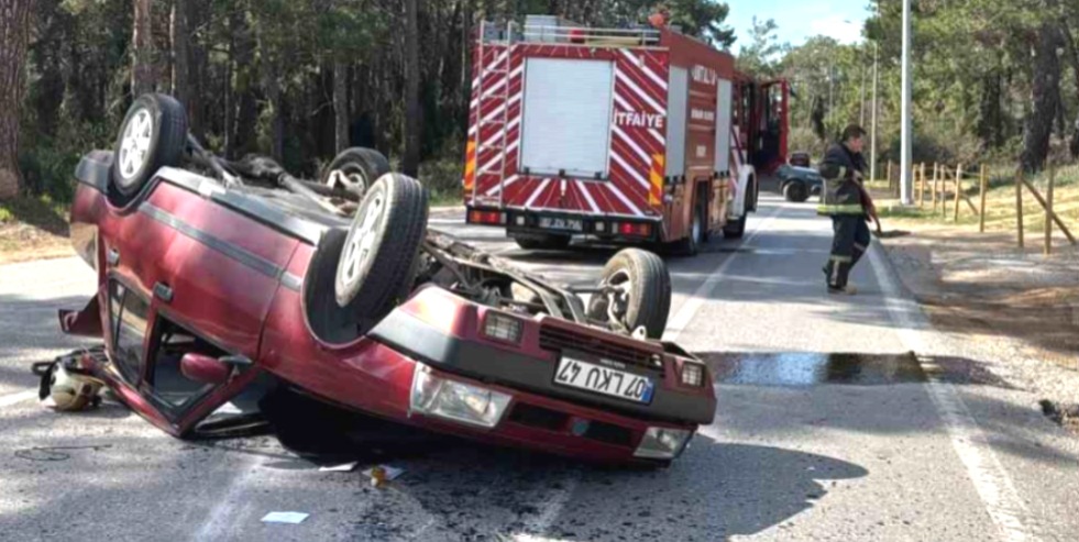 Manavgat’ta devrilerek ters dönen otomobilde sürücü ve yolcu kazayı yara almadan atlattı