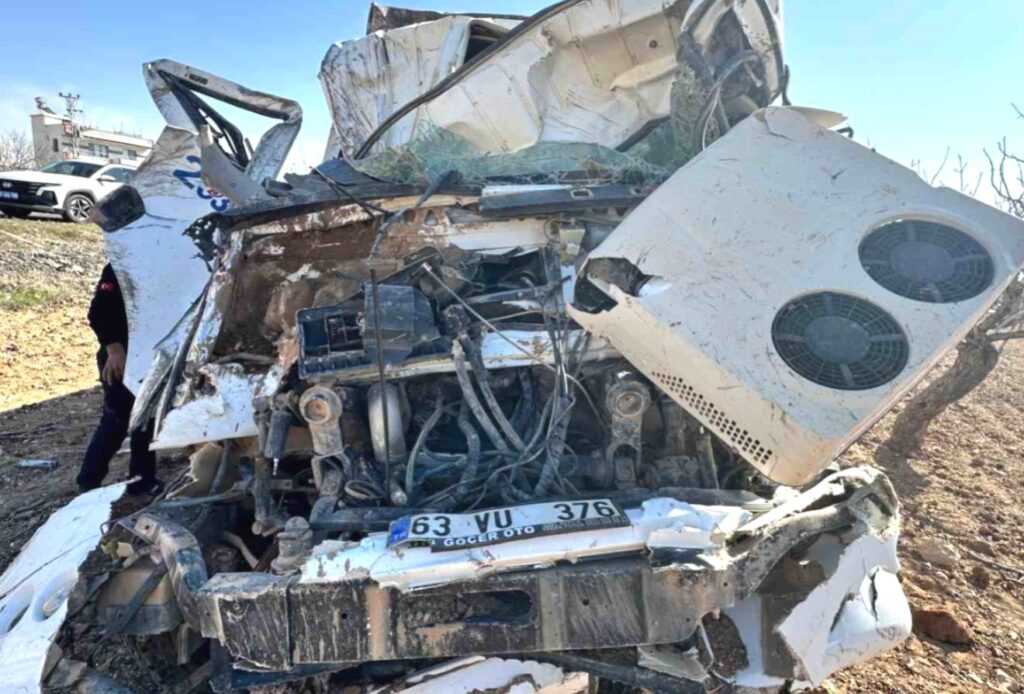 Şanlıurfa’da freni patlayan hafriyat kamyonu fıstık bahçesine daldı!