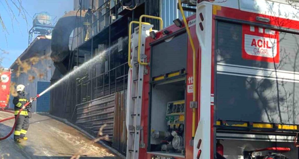 Çerkezköy’de suni deri fabrikasında yangın meydana geldi: 1 kişi dumandan etkilendi!