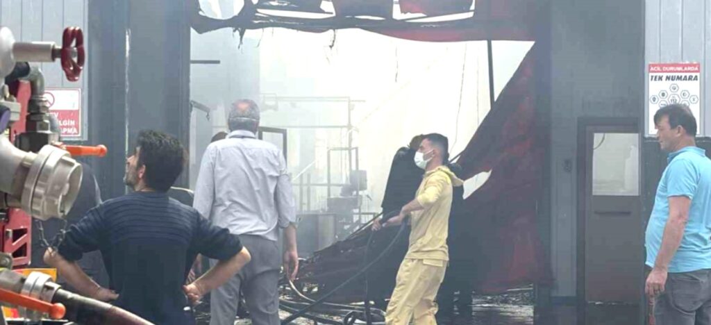 Mengen’deki fabrika yangını kontrol altına alındı, soğutma çalışmaları sürüyor