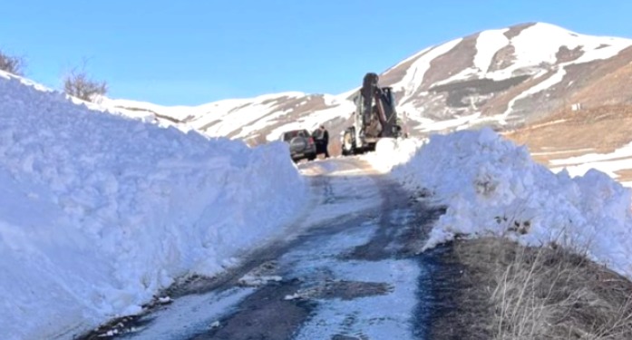 Posof’ta Çığ Sebebiyle Kapanan Yol, Karla Mücadele Ekipleriyle Yeniden Açıldı