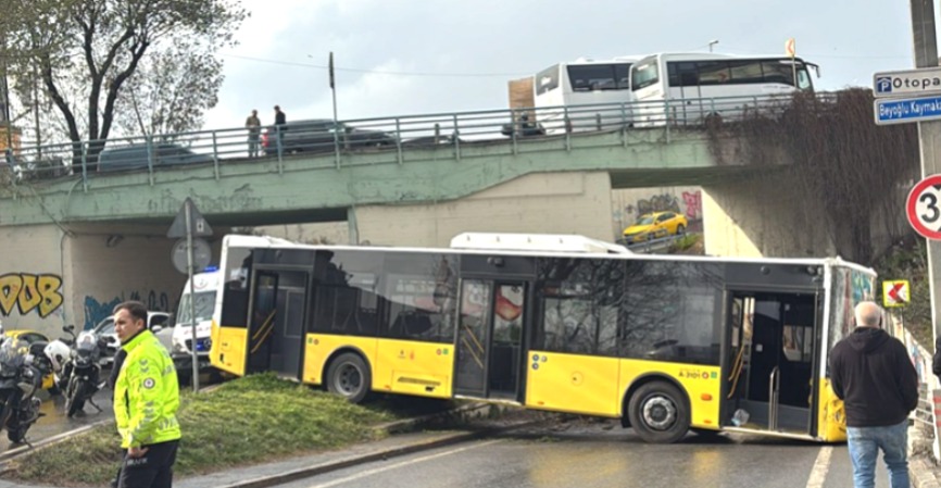 Beyoğlu’nda kaza: İETT otobüsü bariyerlere çarptı