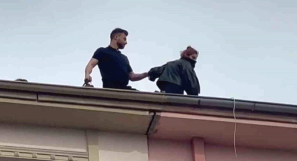 Elazığ’da deprem nedeniyle boşaltılan binanın çatısına çıkan kadın, ikna edilerek indirildi