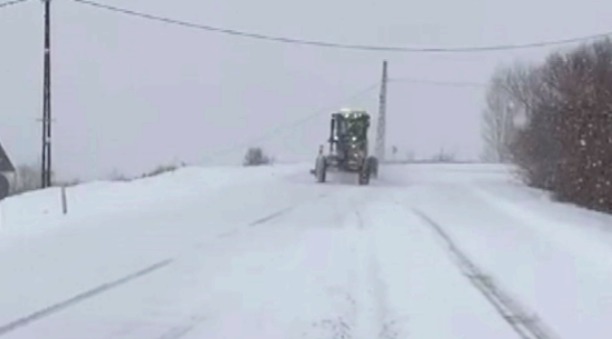 Tunceli’de kar nedeniyle kapanan köy yollarında çalışmalar devam ediyor