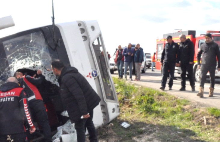 Keşan’da öğrenci servisi devrildi: 26 öğrenci ve sürücü yaralandı!