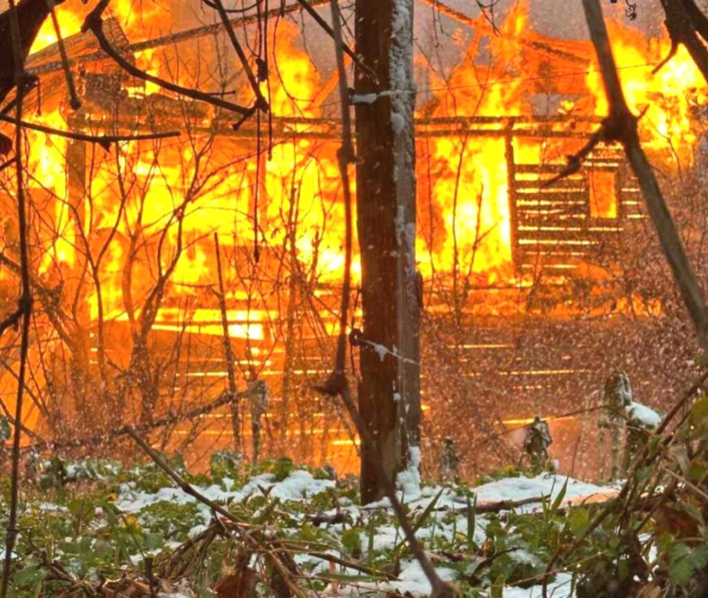 Artvin’de iftar vaktinde yangın: 2 ev alev alev yandı!