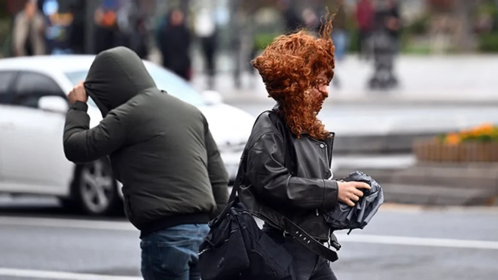 Ankara Valiliğinden kuvvetli rüzgar ve fırtına uyarısı 