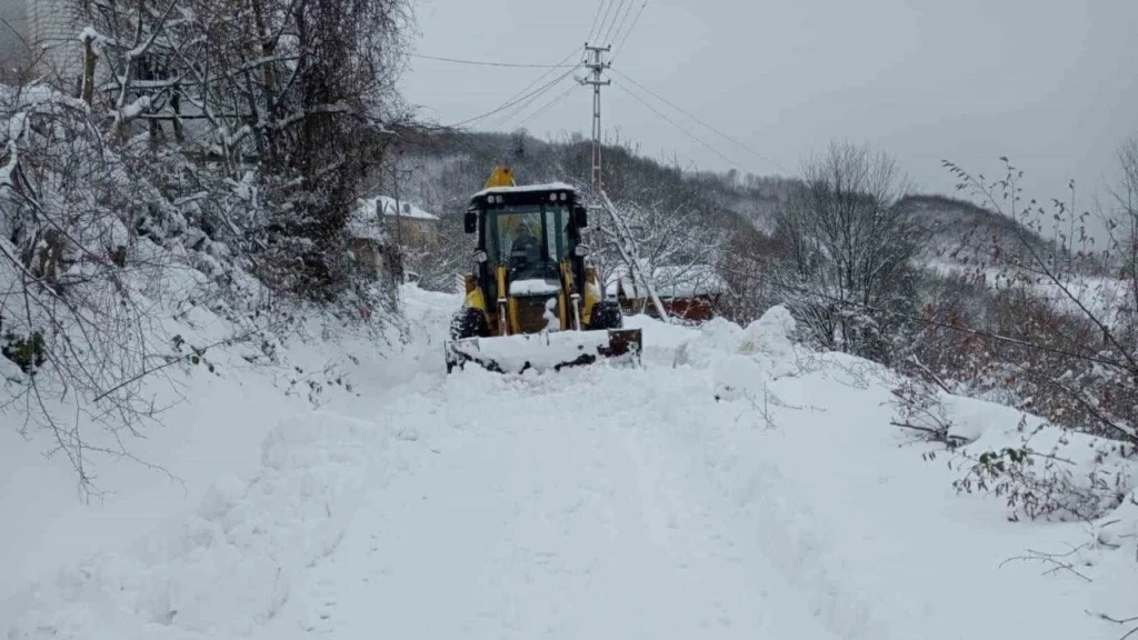 Sinop’ta kar nedeniyle 44 köy yolu kapanırken, çalışmalar sürüyor