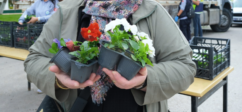 Anneler Günü’nde Eskişehir mezarlıklarında anlamlı çiçek dağıtımı