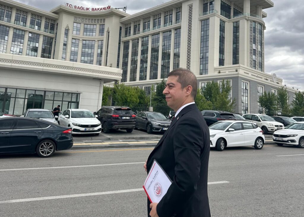 Tıbbiyeliler Sendikası’ndan Tepki: “Hekimleri Değil, Sistemi Yargılayın!”