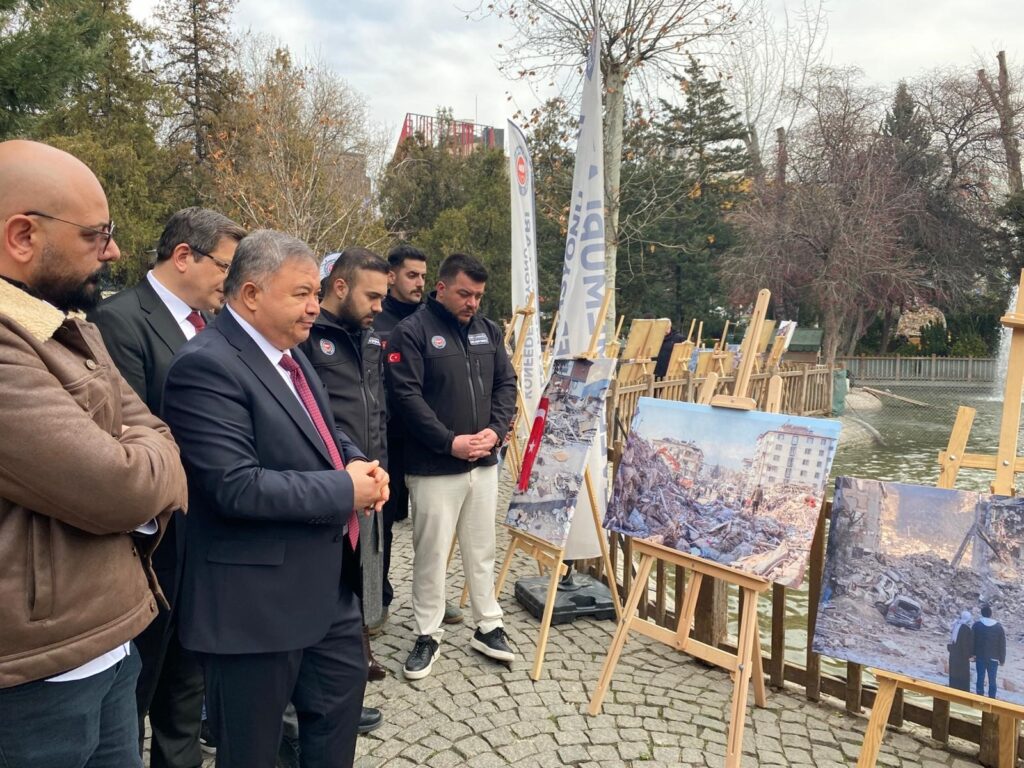 Kuğulu Park’ta 6 Şubat anması: Hayatını kaybedenler için lokma dağıtıldı