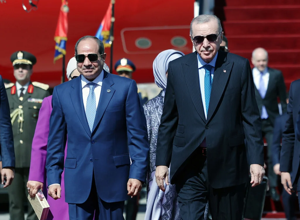 Cumhurbaşkanı Erdoğan Kahire’de: Sisi’den Havalimanında Karşılama