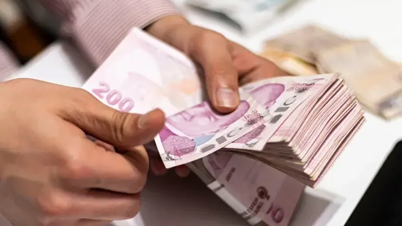 Milyonlarca memur bu tarihi bekliyor: 3600 ek göstergede 320 bin TL ikramiye farkı ve Ağustos iddiası!