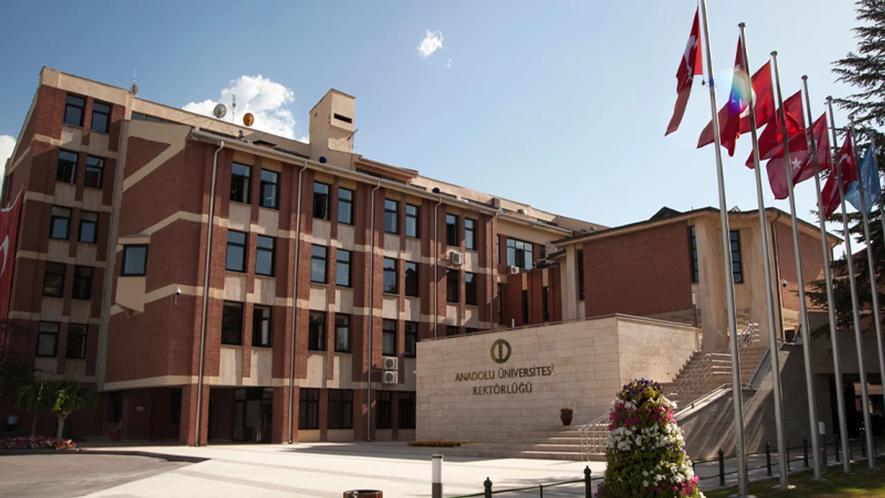 Anadolu Üniversitesi bilişim personeli alacak: Tek kadro için yüksek maaş fırsatı!