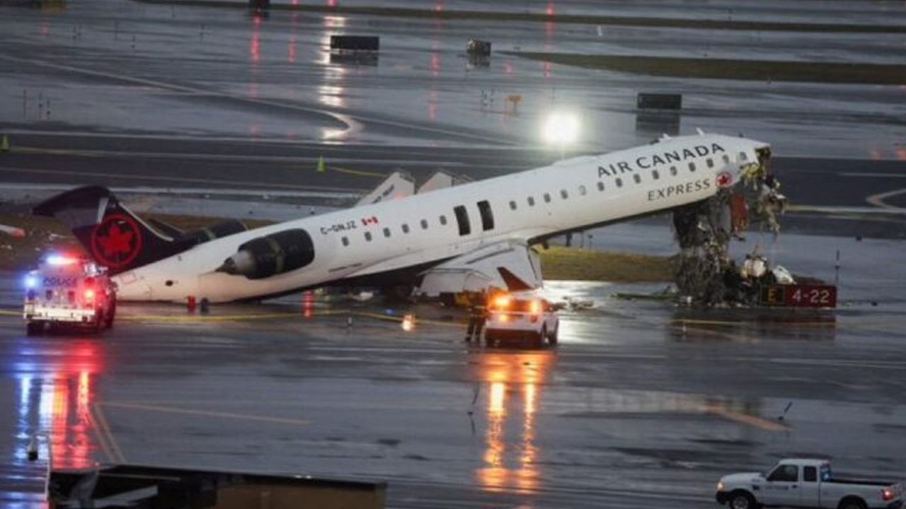 Yolcu uçağı itfaiye aracıyla çarpıştı: Pilotlar hayatını kaybetti