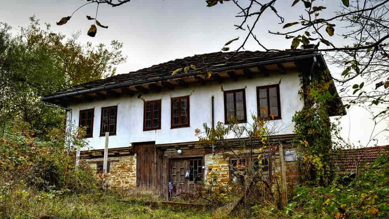 Bahçeli iki katlı ev ve geniş arazisi satışa çıktı: 7,8 milyon TL muhammen bedel belirlendi