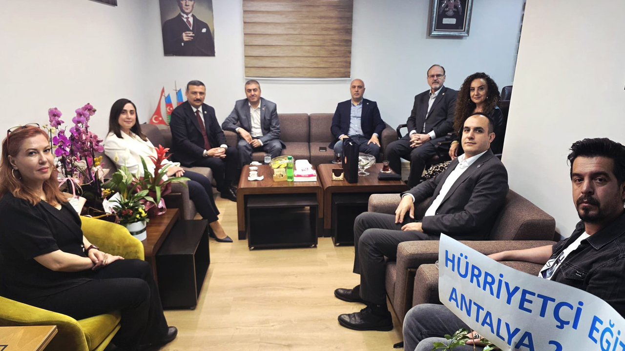İYİ Partili Selçuk Türkoğlu Hürriyetçi Eğitim Sen’in yeni açılan ofisini ziyaret etti